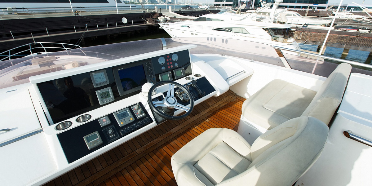 Продается моторная яхта PRINCESS 78 - пост на флайбридже